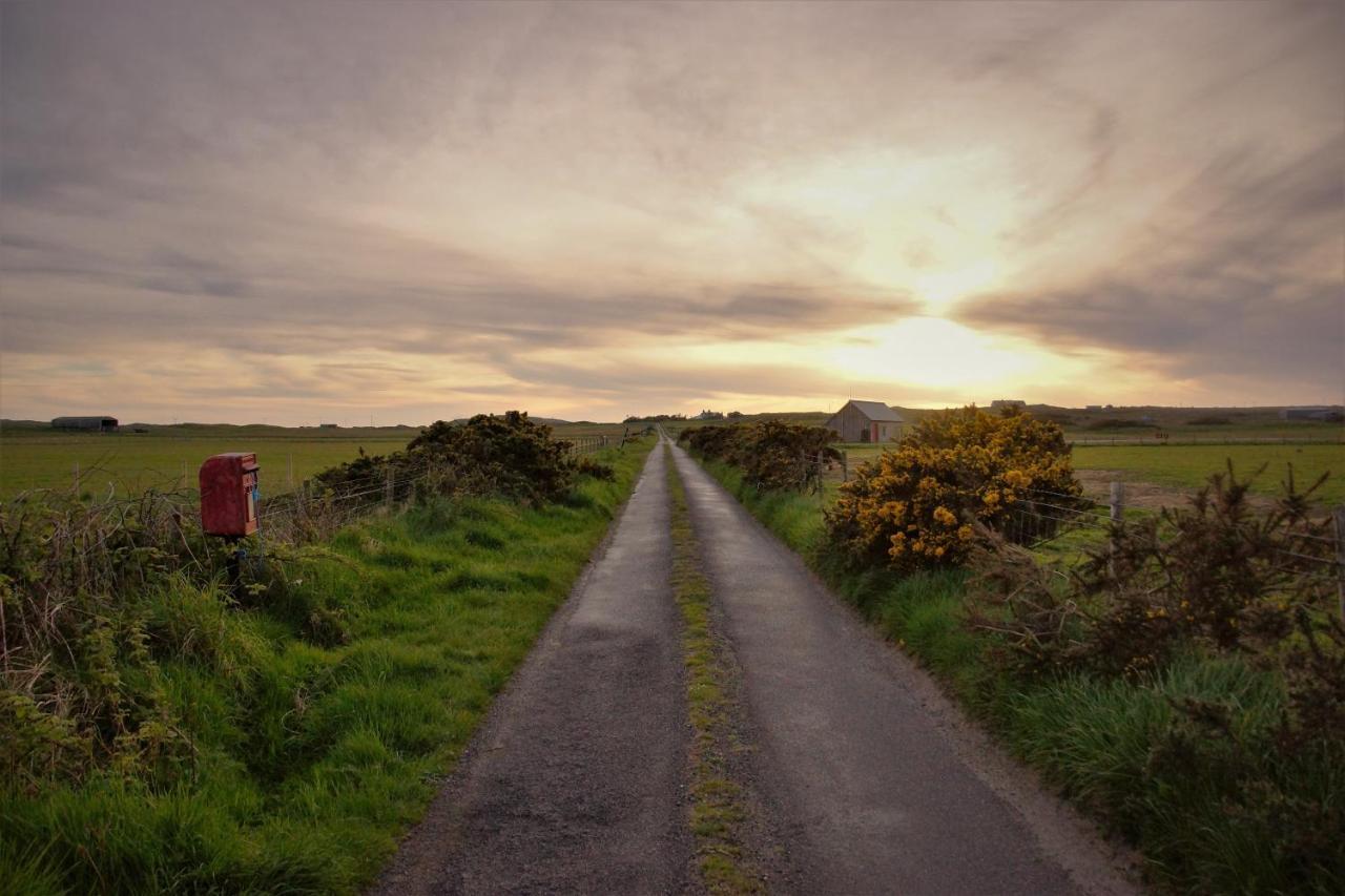 Oban Youth Hostel Exterior foto Sunset over the bog road