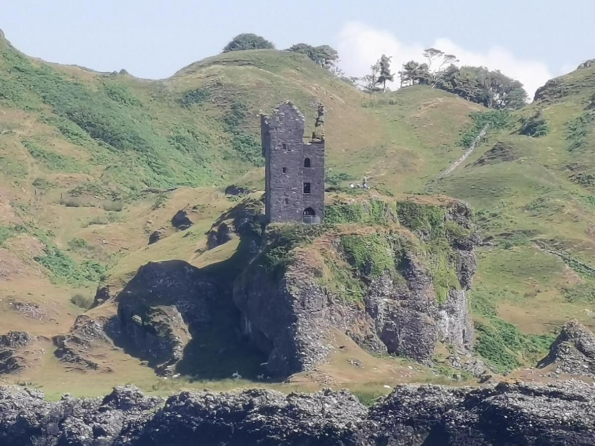 Oban Youth Hostel Exterior foto The remains of the castle