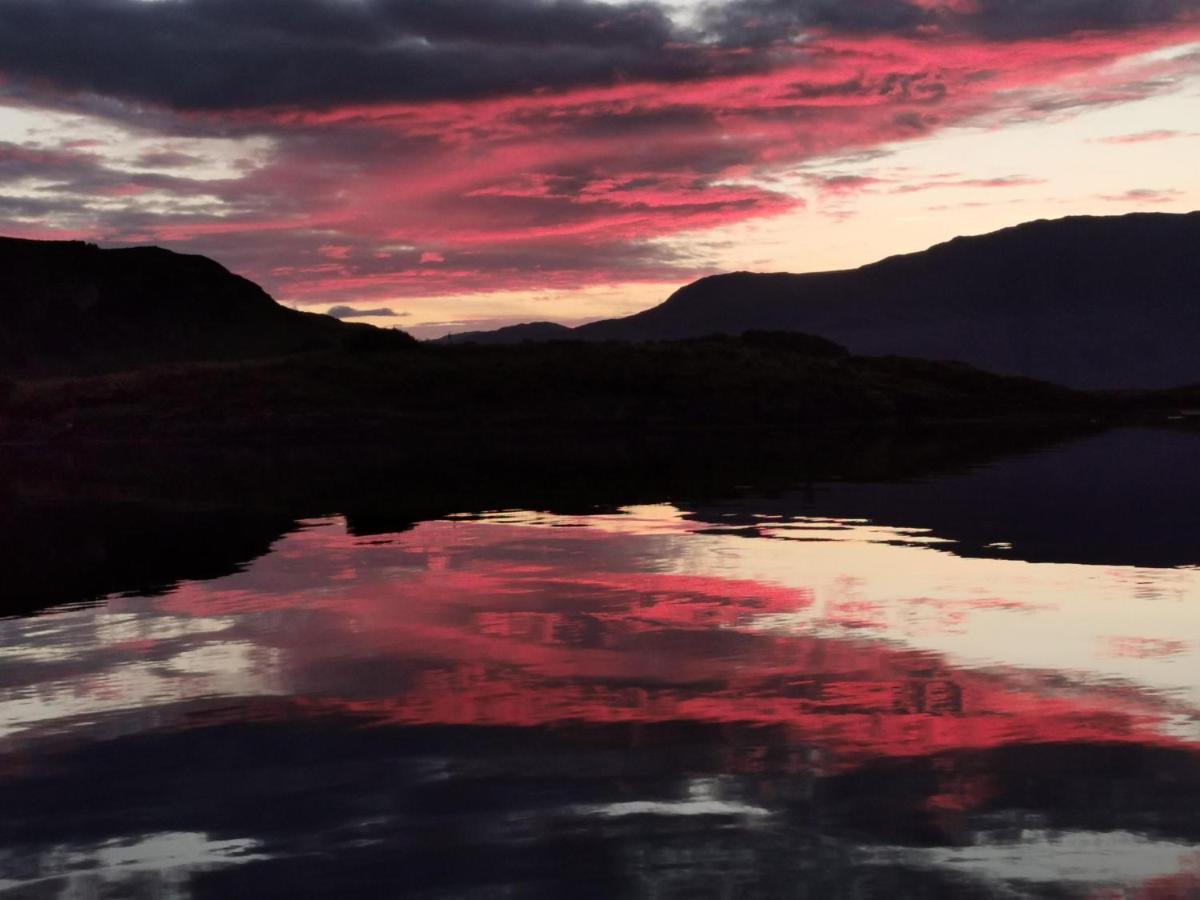 Oban Youth Hostel Exterior foto Sunset over Loch Lomond