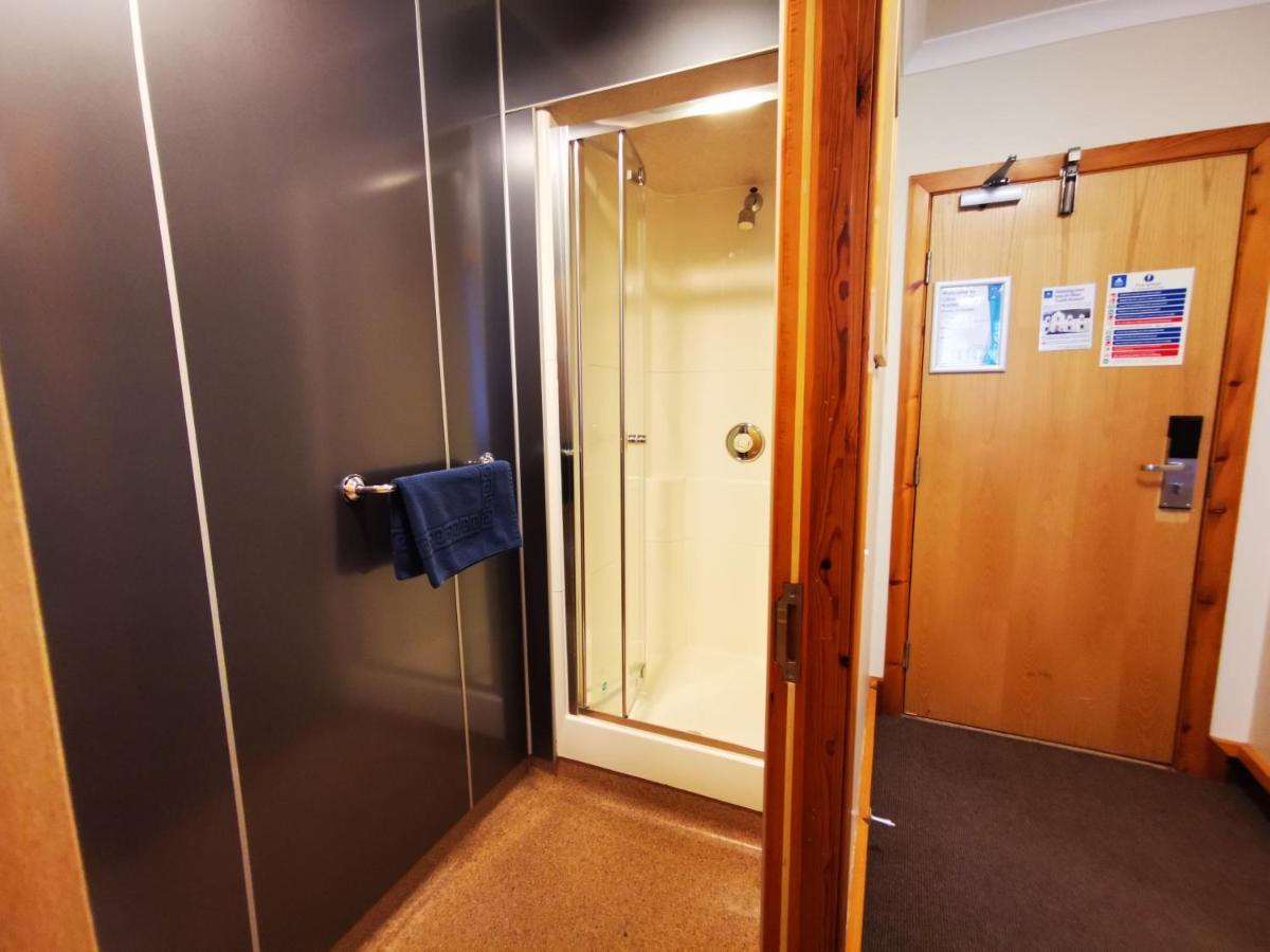 Oban Youth Hostel Exterior foto A shower cubicle in a hotel room