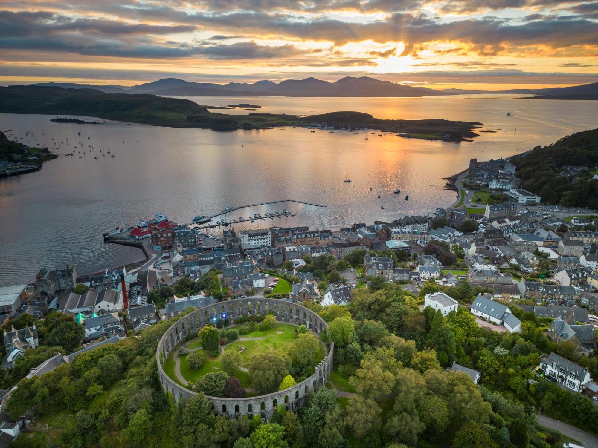 Oban Youth Hostel Exterior foto Fort Belanabubble, overlooking the town of Portree