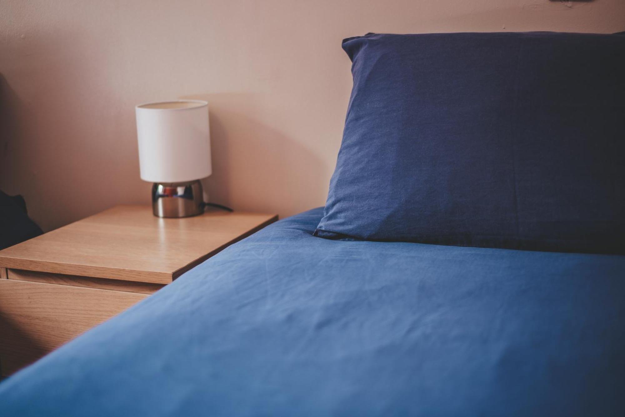 Oban Youth Hostel Exterior foto A bed with a blue sheet