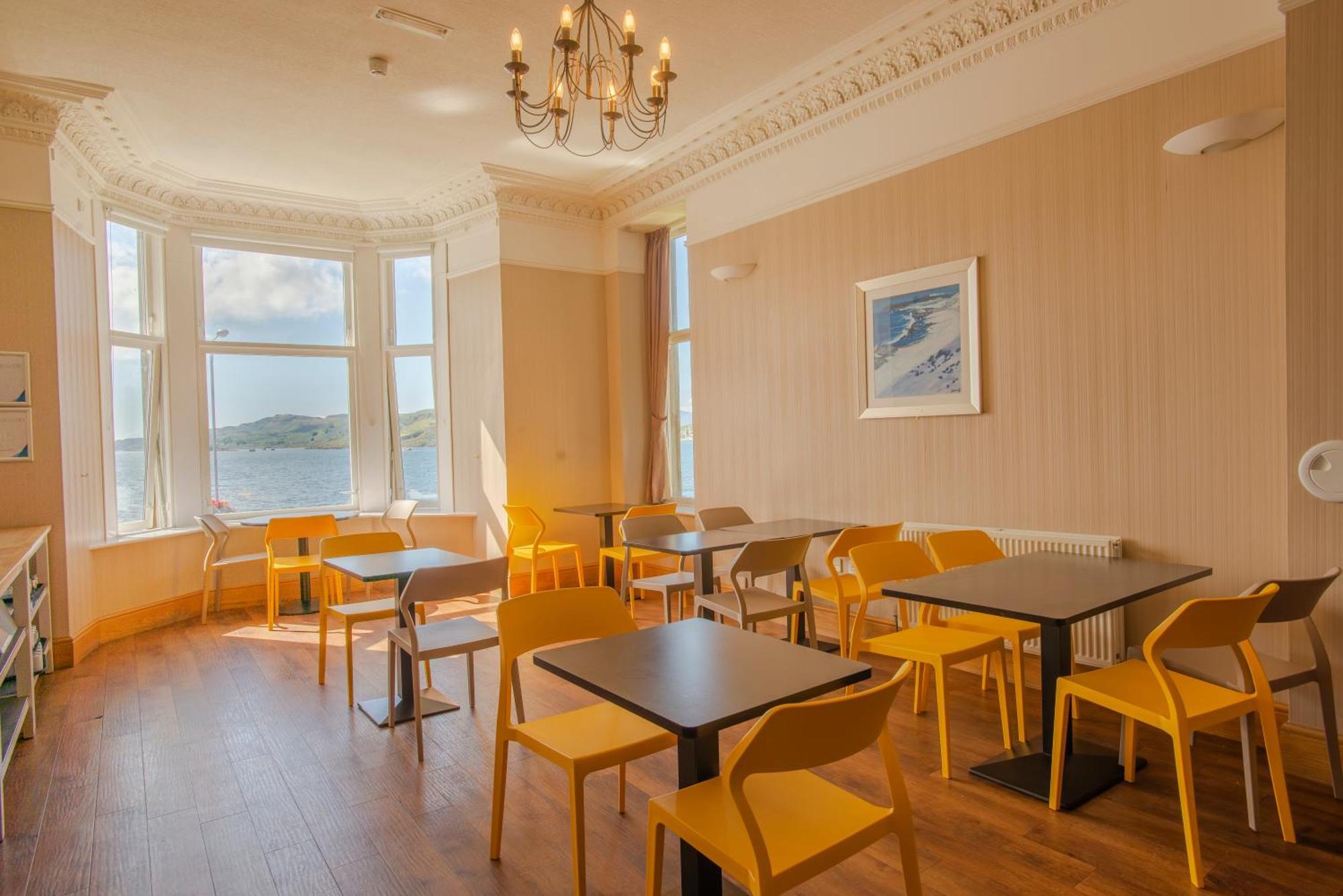 Oban Youth Hostel Exterior foto The interior of the café
