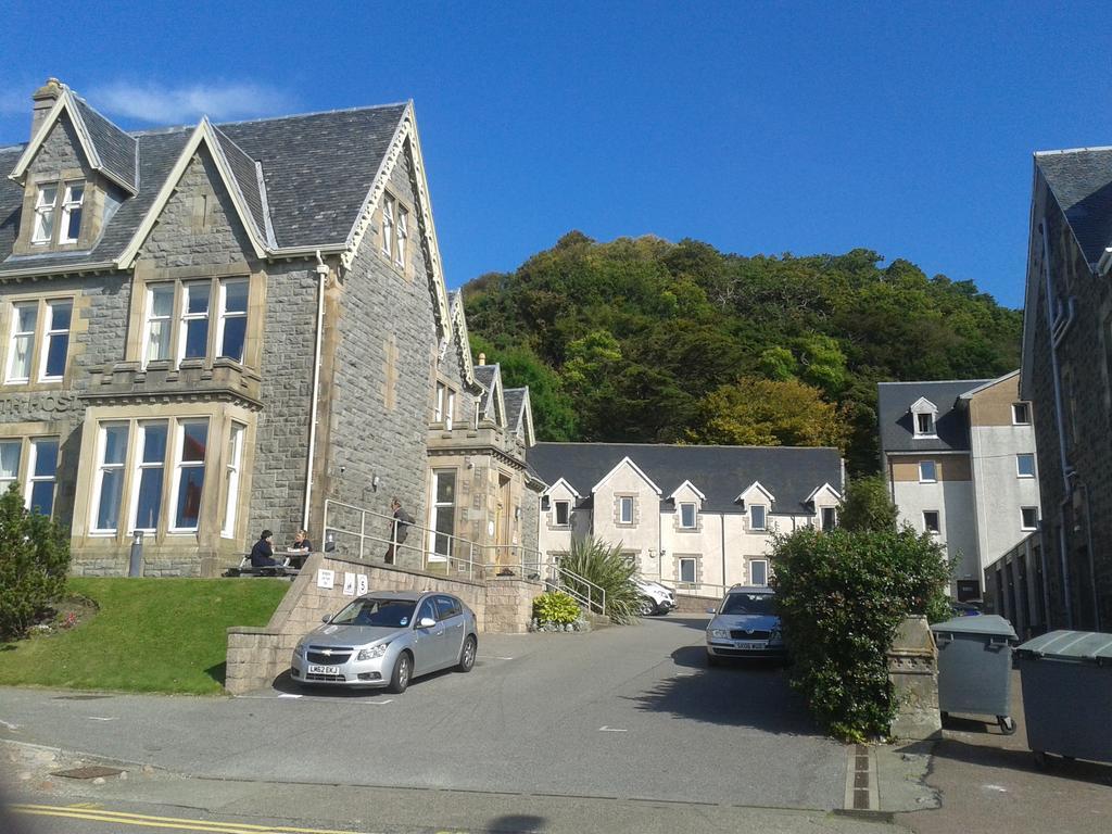 Oban Youth Hostel Exterior foto The old and new buildings of the college